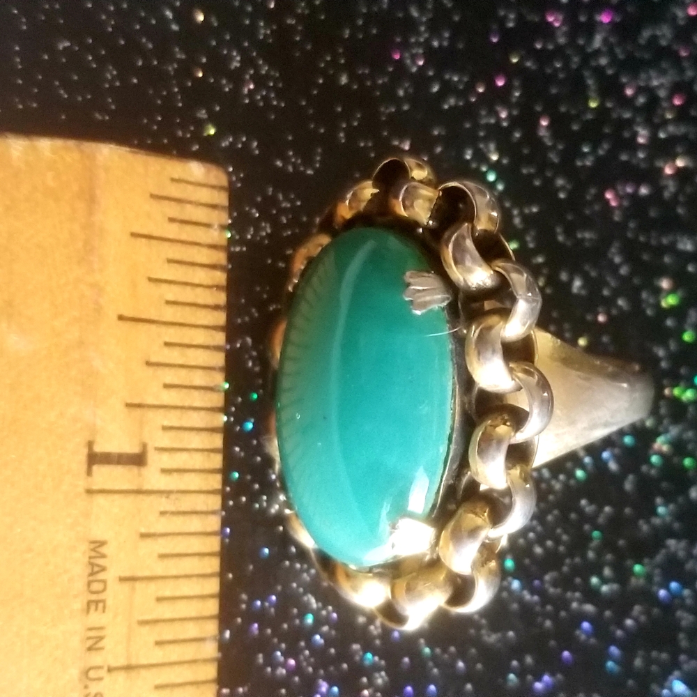 Vtg 1960s Hippie Boho Ring w. Green Cabochon Stone In Ornate Gold Metal Setting